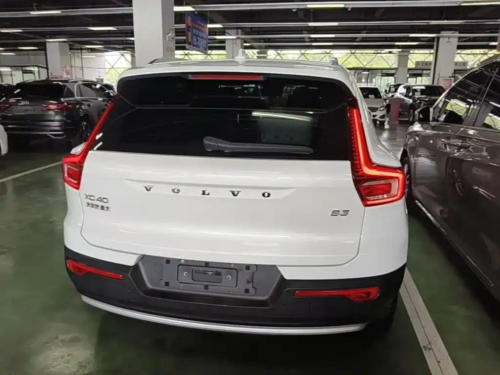 Volvo XC40 — фото 8