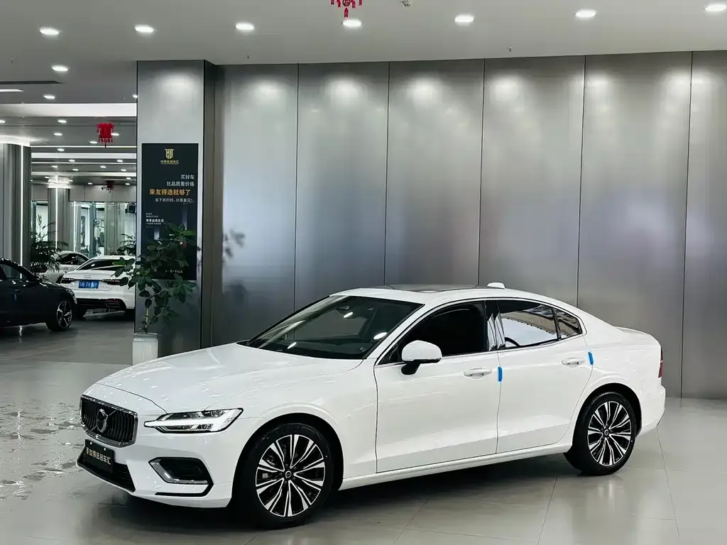 Volvo S60 — фото 1
