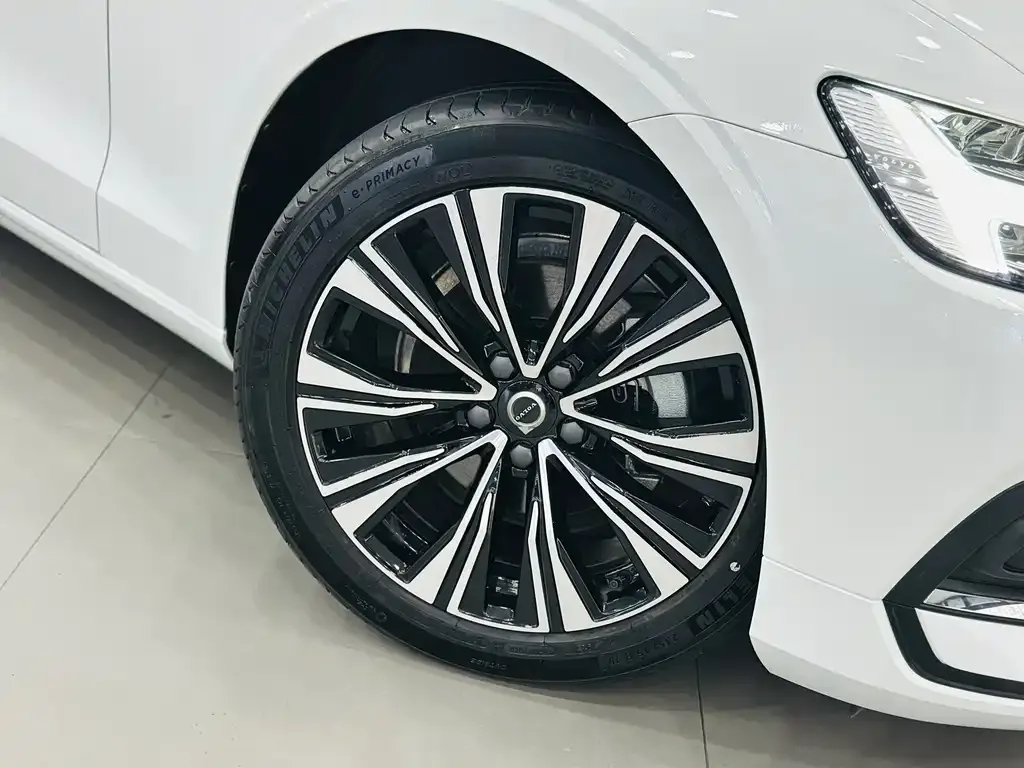 Volvo S60 — фото 10