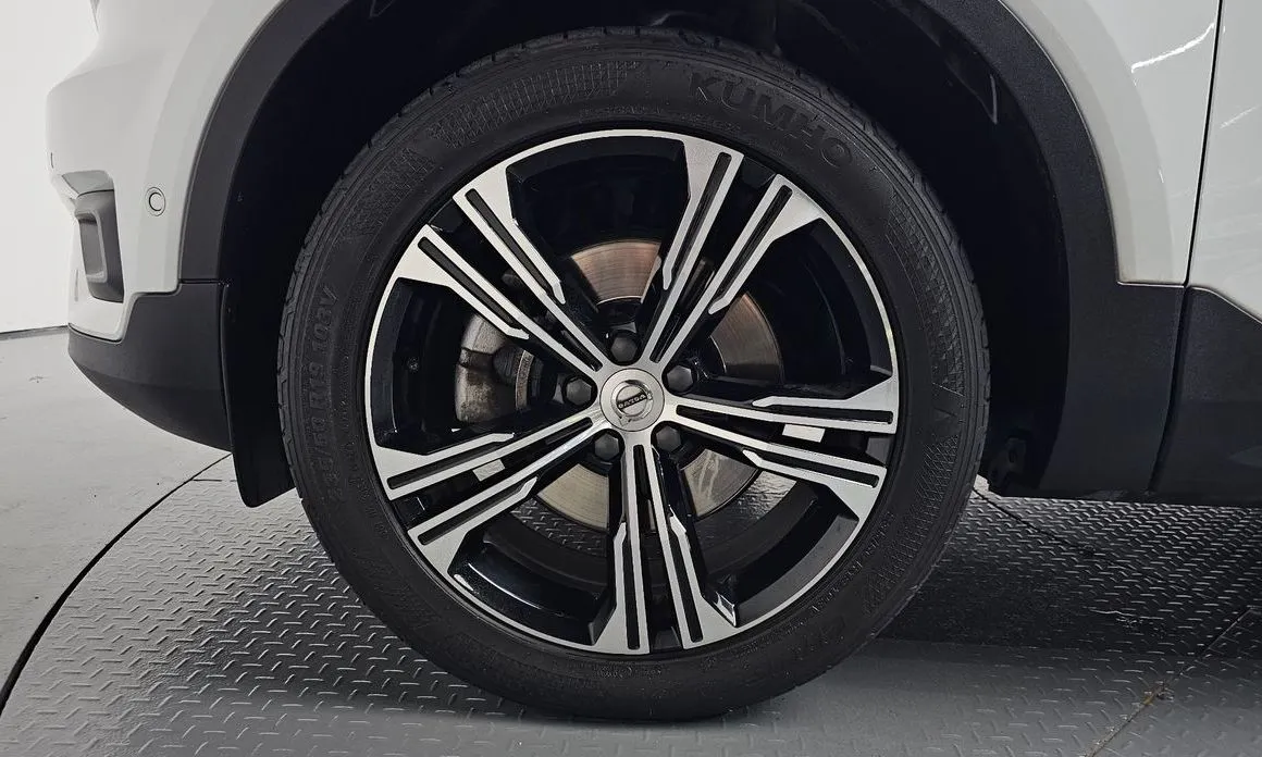 Volvo XC40 — фото 10