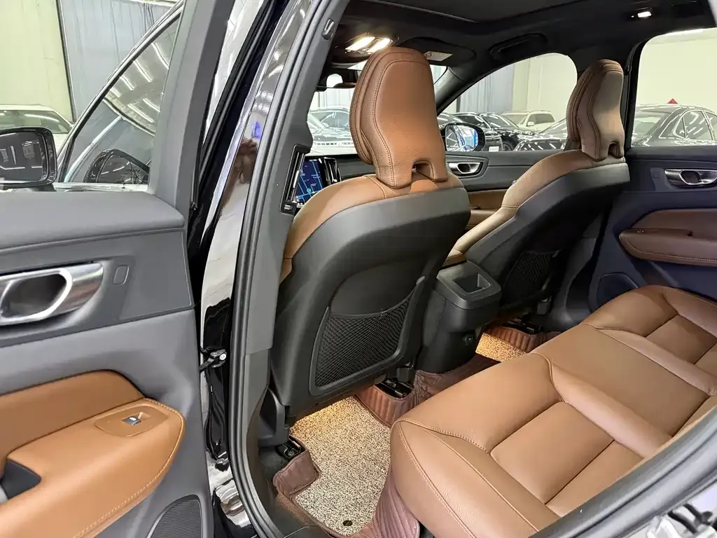 Volvo XC60 — фото 10