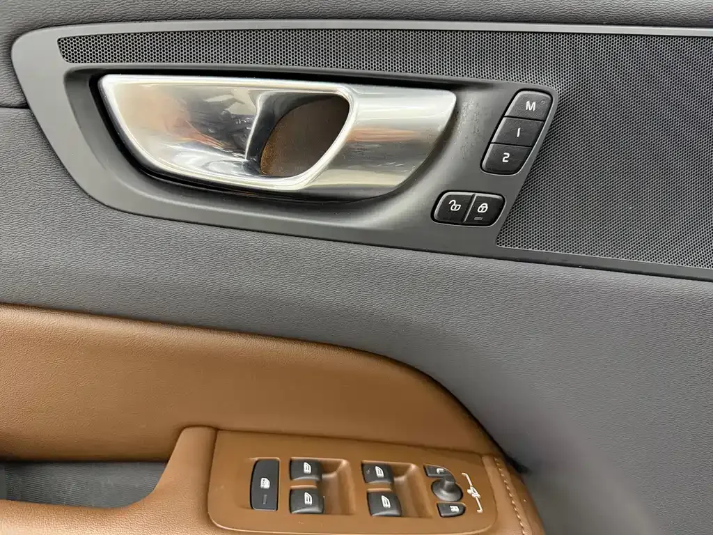 Volvo XC60 — фото 6