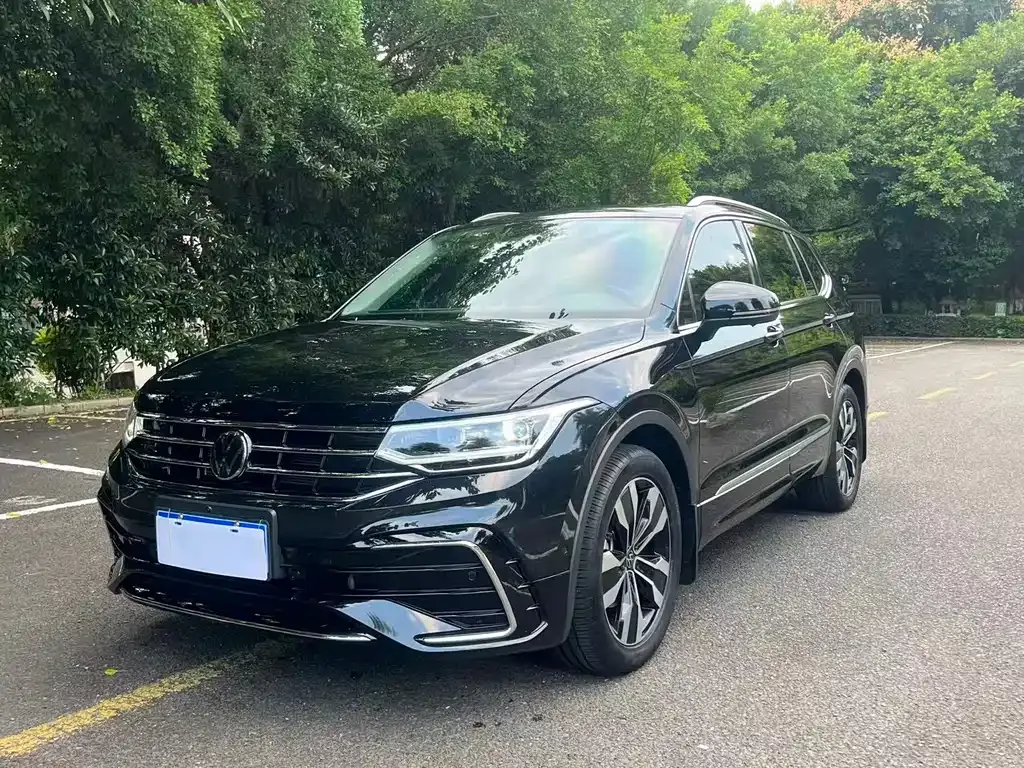 Volkswagen Tiguan L — фото 1