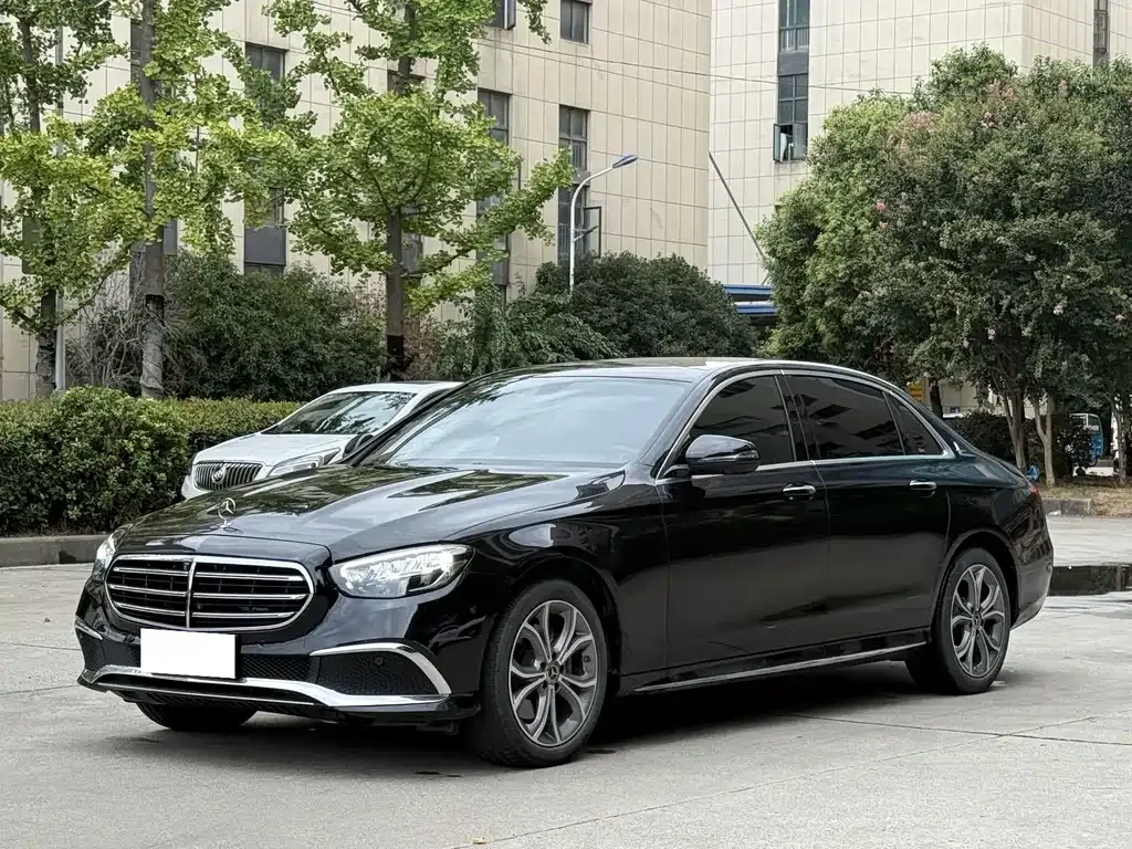 Mercedes-Benz E-Class — фото 1
