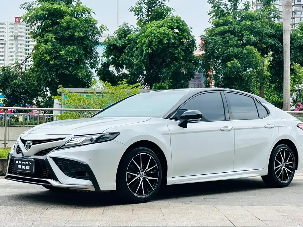 Toyota Camry — фото 1