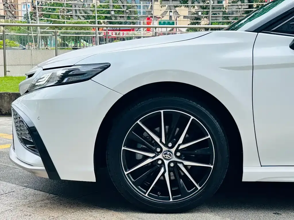 Toyota Camry — фото 5