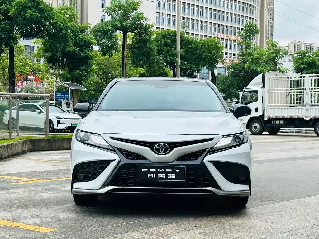 Toyota Camry — фото 9