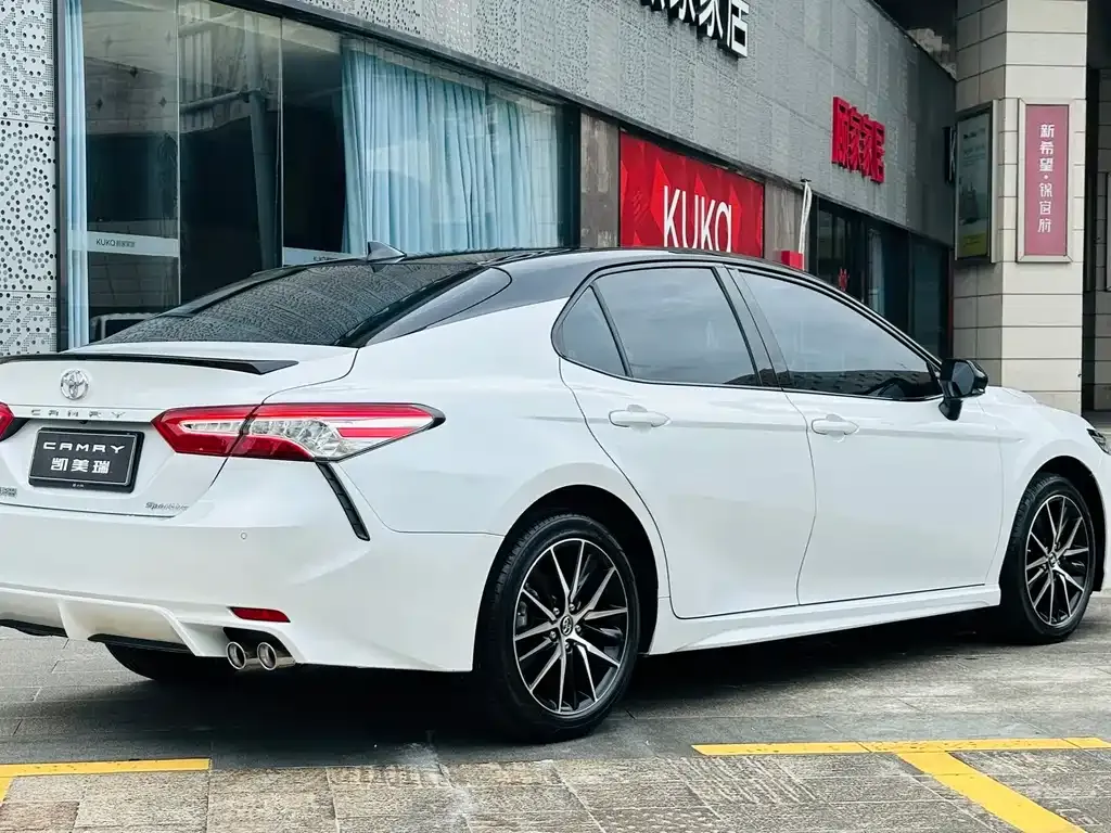 Toyota Camry — фото 2