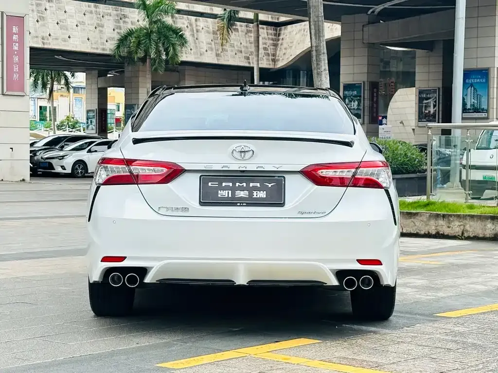 Toyota Camry — фото 3