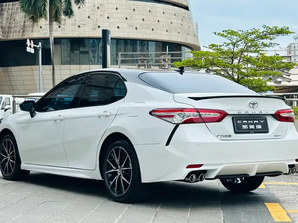 Toyota Camry — фото 4