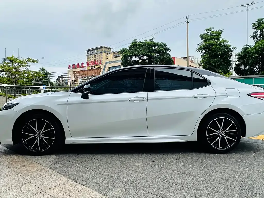 Toyota Camry — фото 8