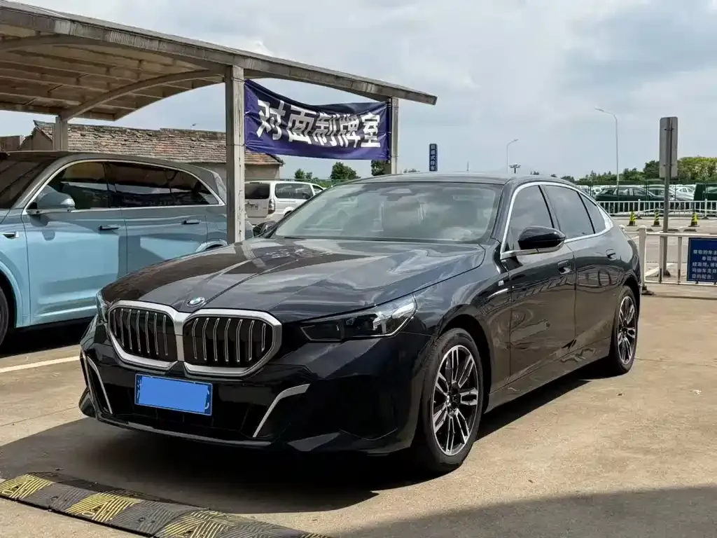 BMW 5 Series — фото 1