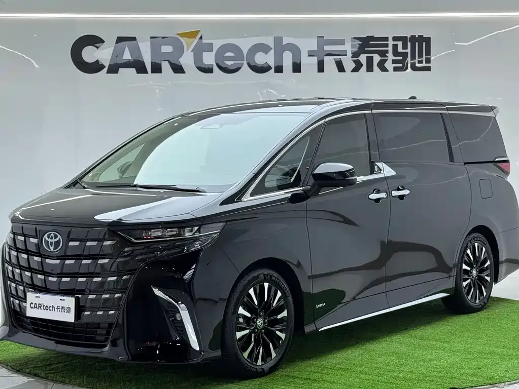 Toyota Alphard — фото 1