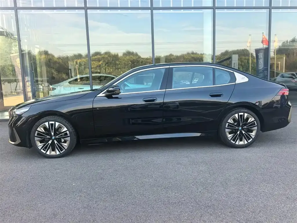 BMW 5 Series — фото 10
