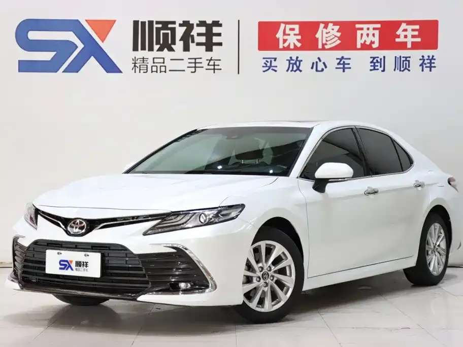 Toyota Camry — фото 1
