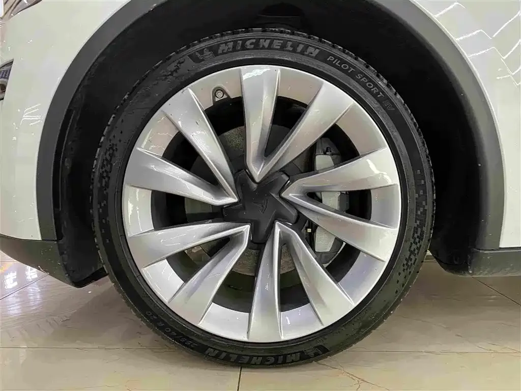 Tesla Model Y — фото 5