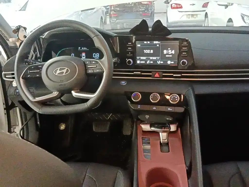 Hyundai Elantra — фото 8