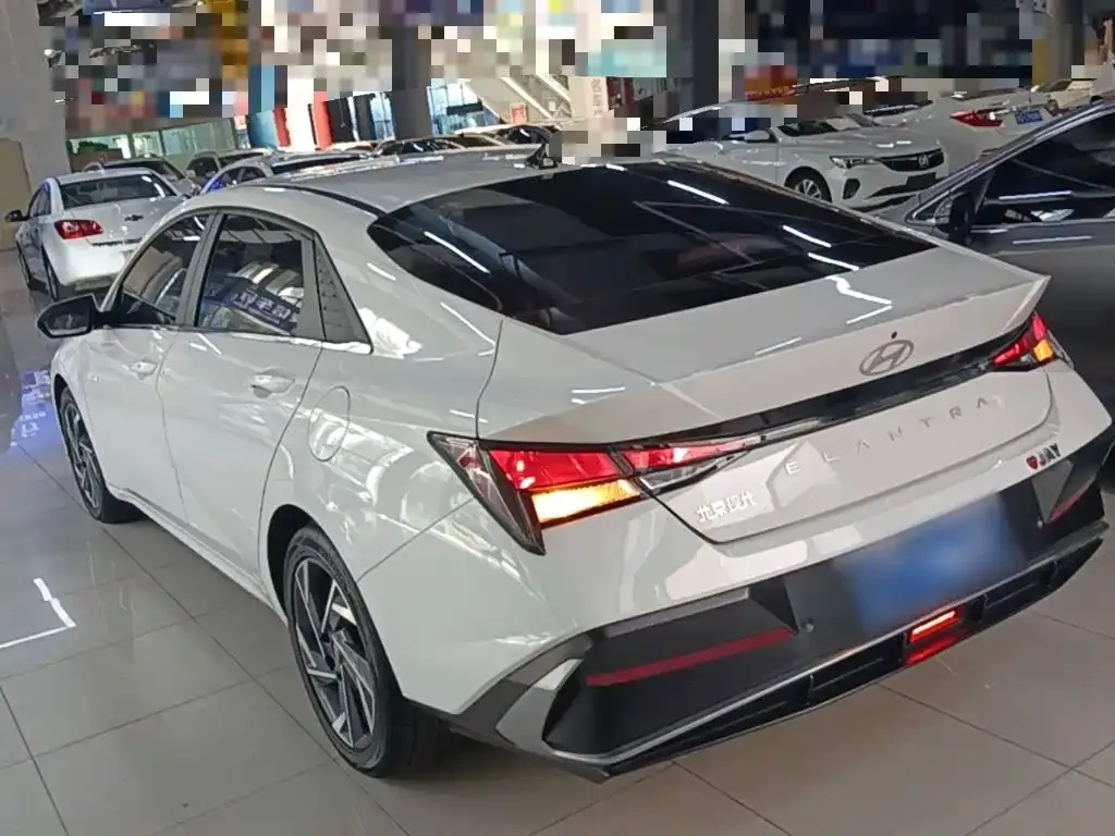 Hyundai Elantra — фото 4
