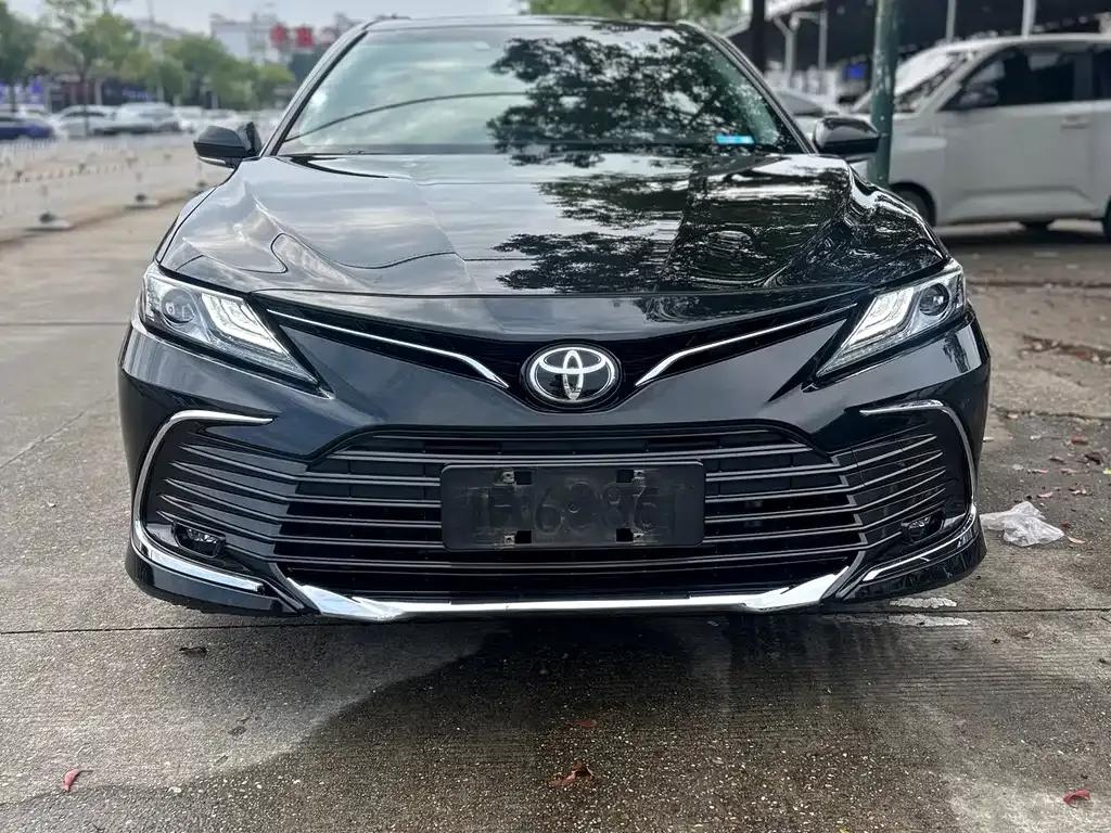 Toyota Camry — фото 1