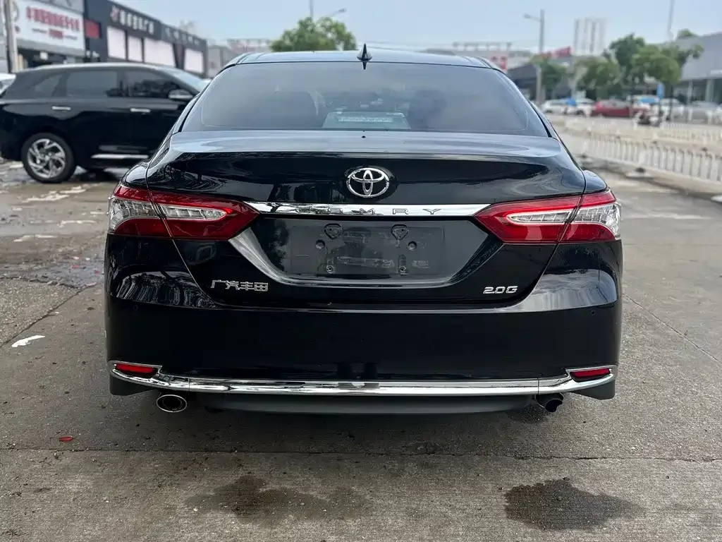 Toyota Camry — фото 2
