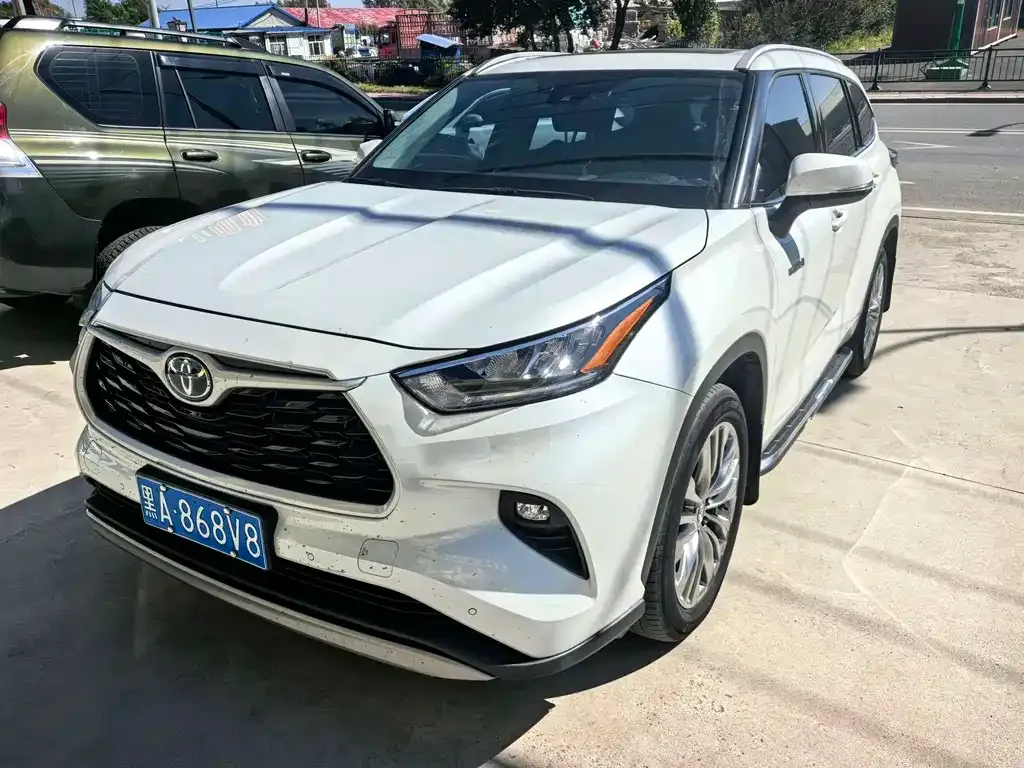 Toyota Highlander — фото 1