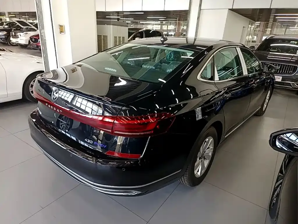 Volkswagen Passat PHEV — фото 4