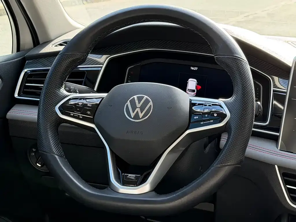 Volkswagen Tiguan L — фото 10