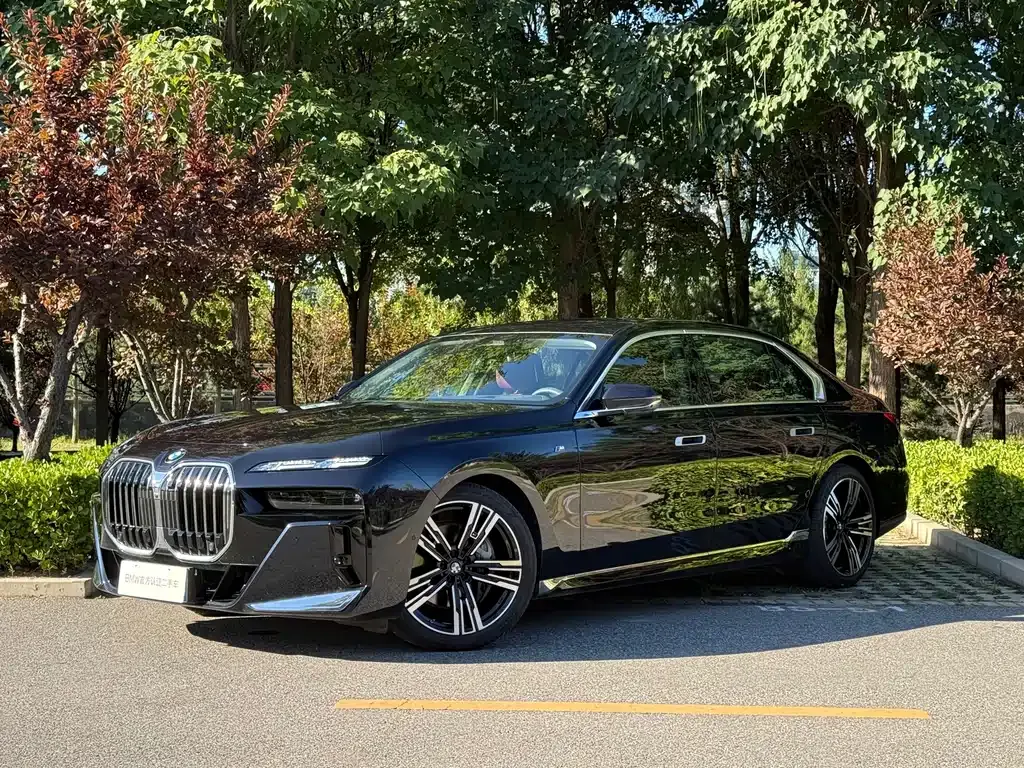 BMW 7 Series — фото 1