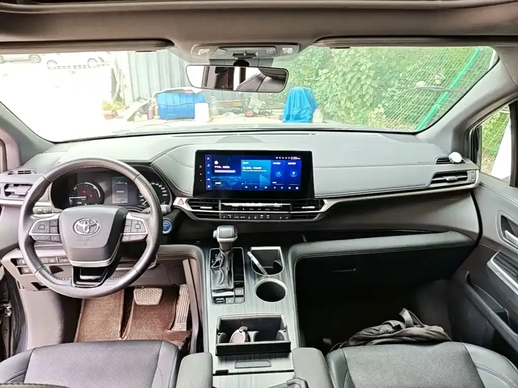 Toyota Sienna — фото 9
