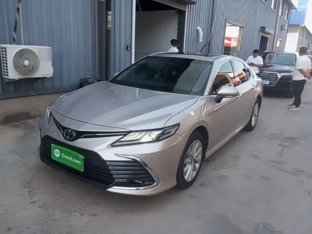 Toyota Camry — фото 1
