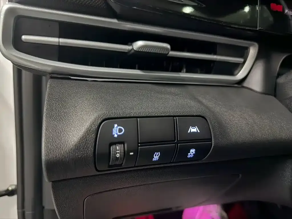 Hyundai Elantra — фото 6