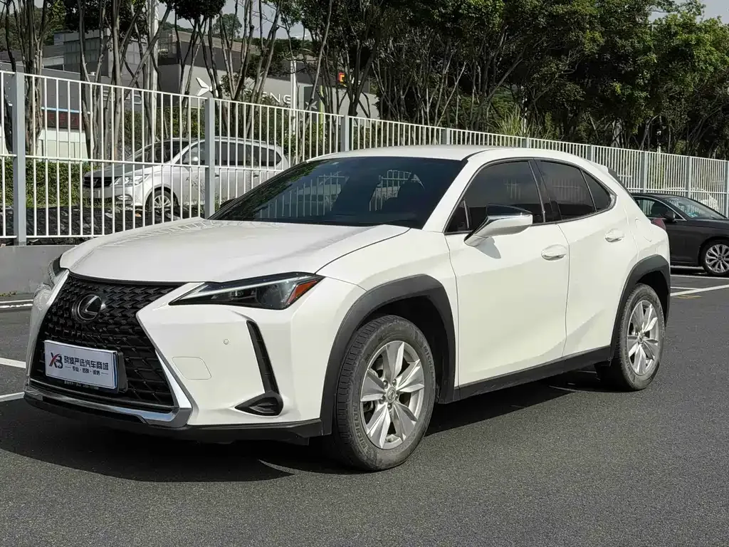 Lexus UX — фото 1