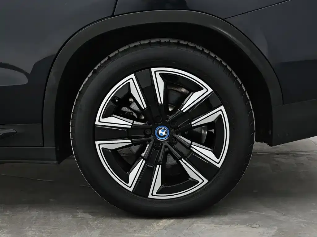 BMW iX3 — фото 9