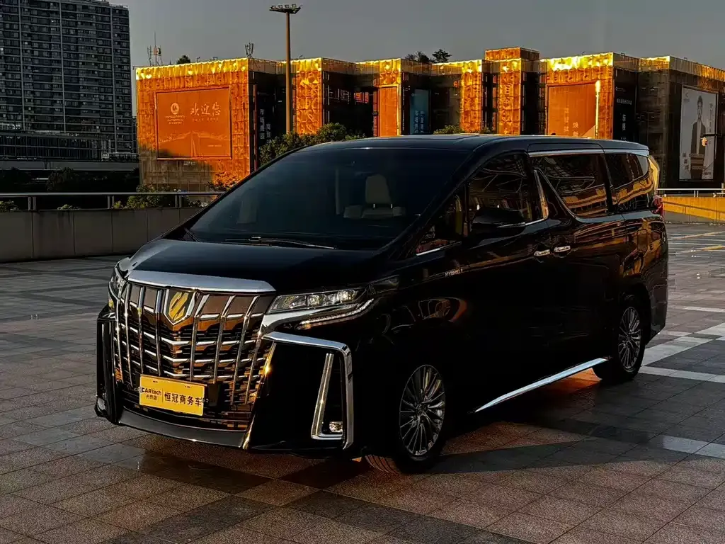Toyota Alphard — фото 1