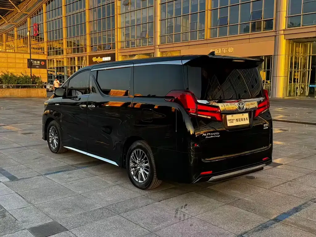 Toyota Alphard — фото 10