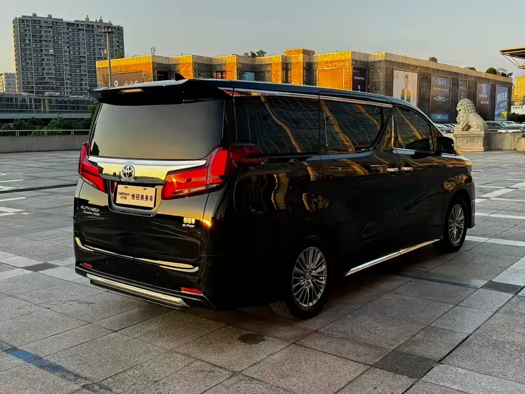 Toyota Alphard — фото 9