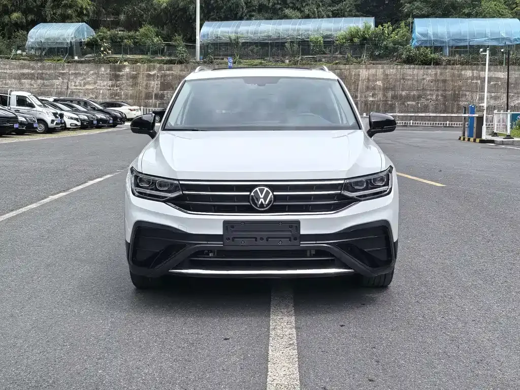 Volkswagen Tiguan L — фото 1