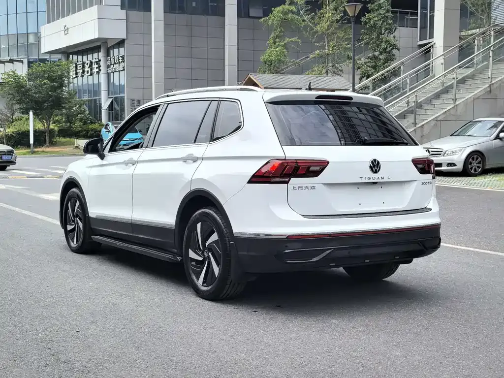 Volkswagen Tiguan L — фото 7