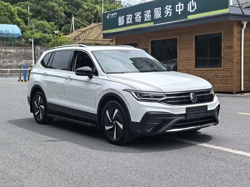 Volkswagen Tiguan L — фото 6
