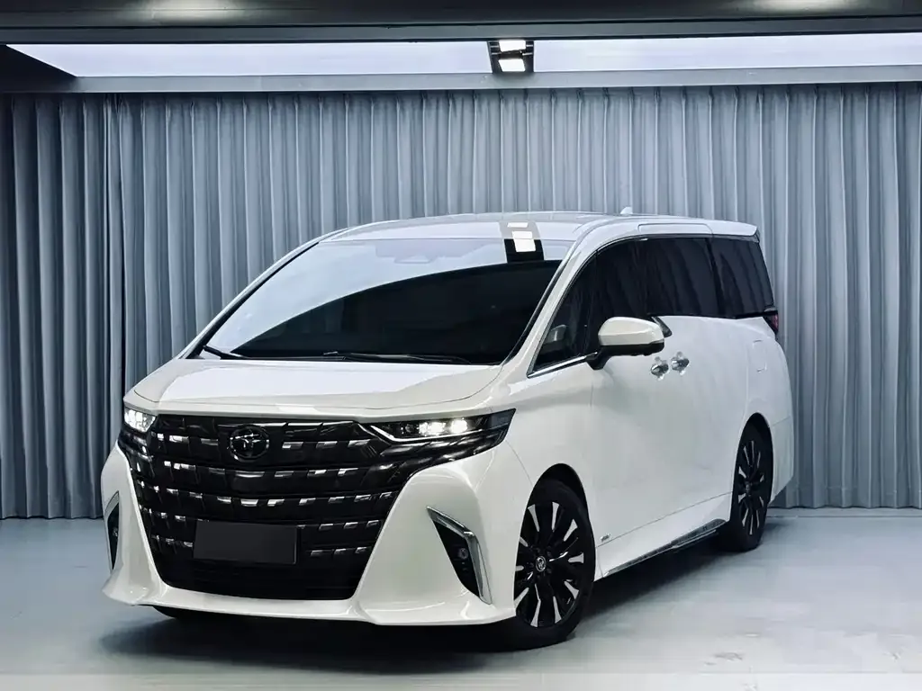 Toyota Alphard — фото 1