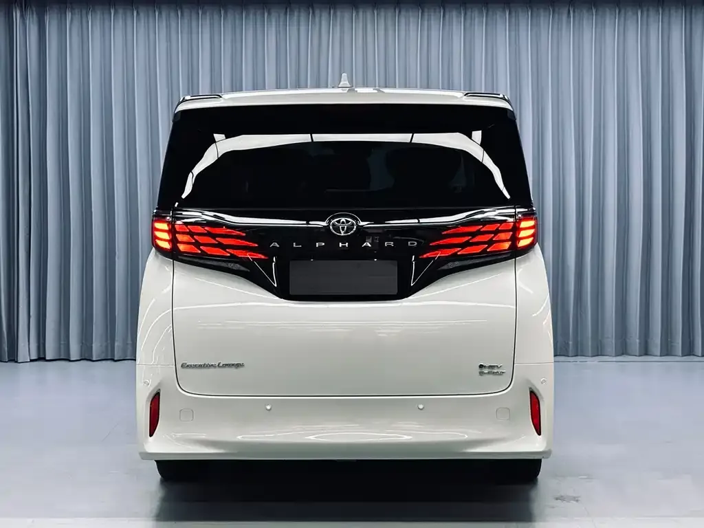 Toyota Alphard — фото 4
