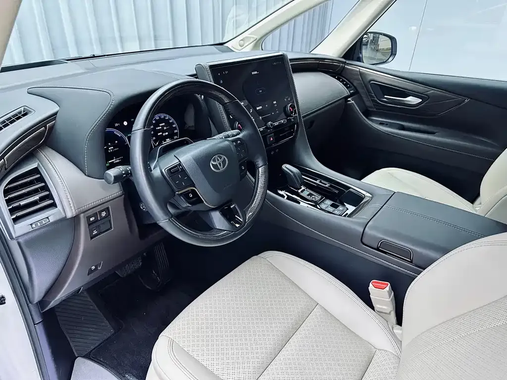 Toyota Alphard — фото 10