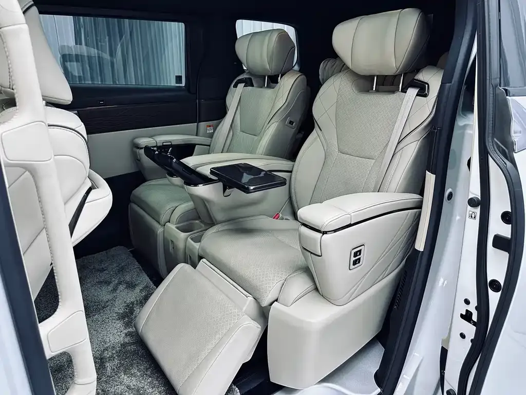 Toyota Alphard — фото 8