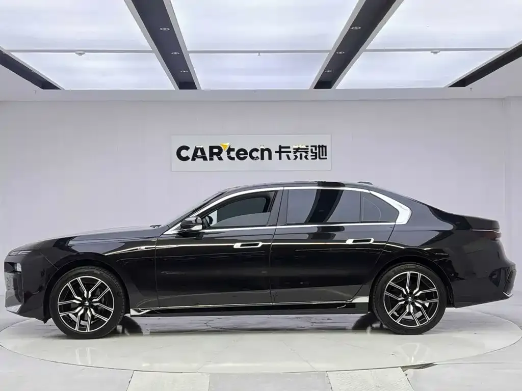 BMW 7 Series — фото 9