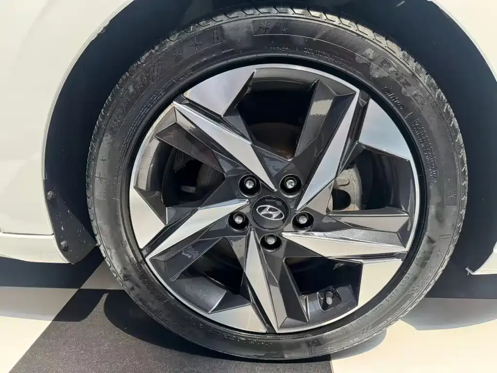 Hyundai Elantra — фото 9