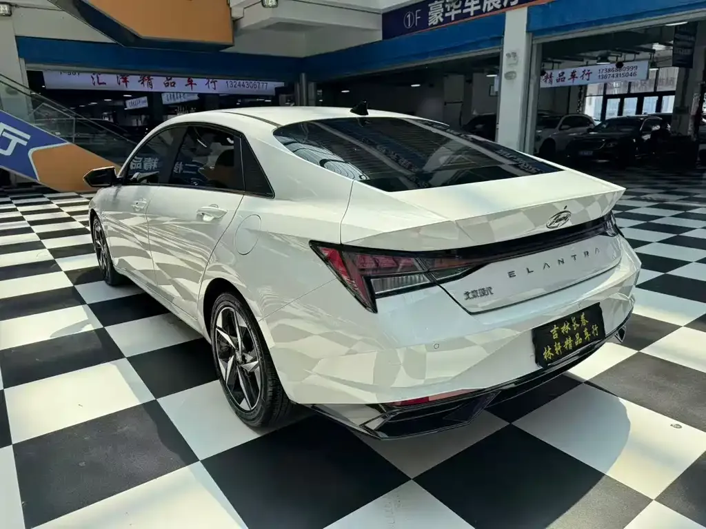 Hyundai Elantra — фото 4