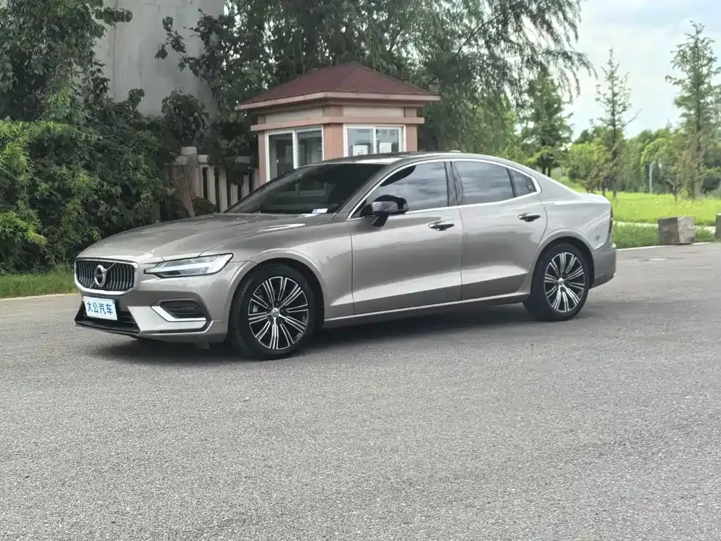 Volvo S60 — фото 1