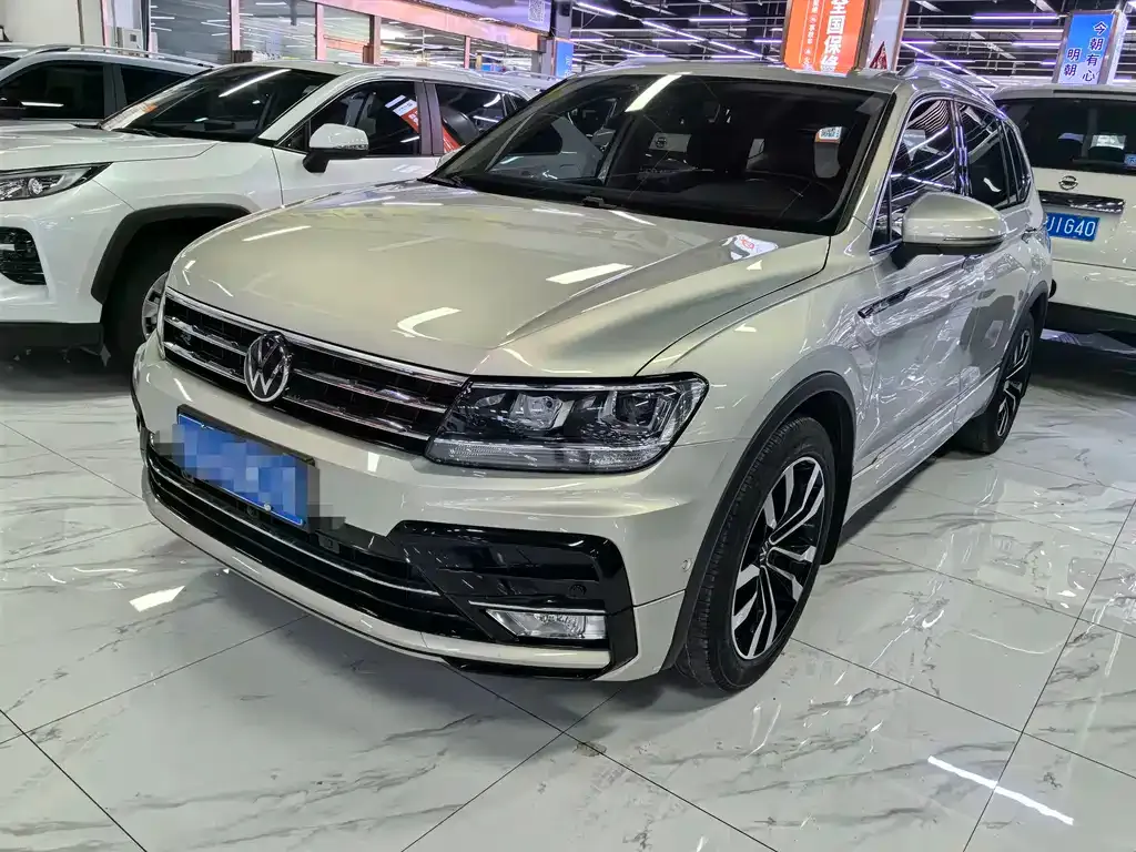 Volkswagen Tiguan L — фото 1