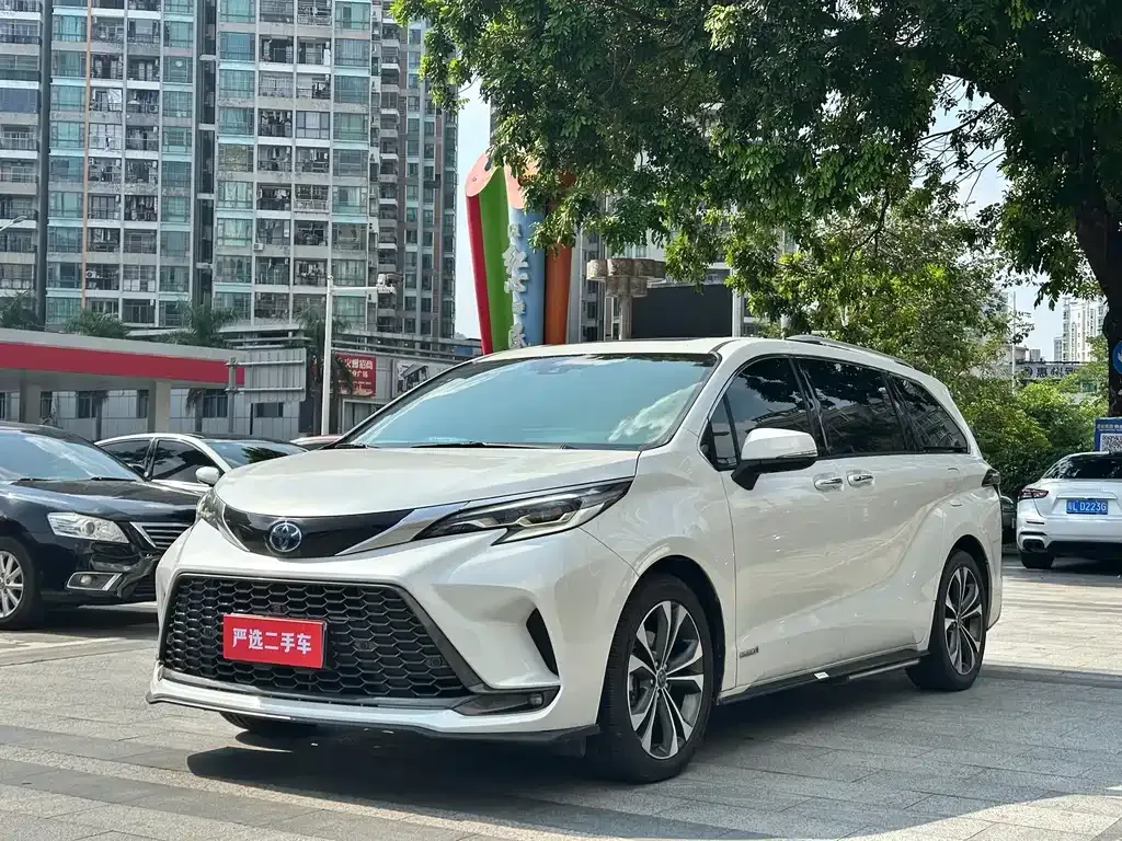 Toyota Granvia — фото 1