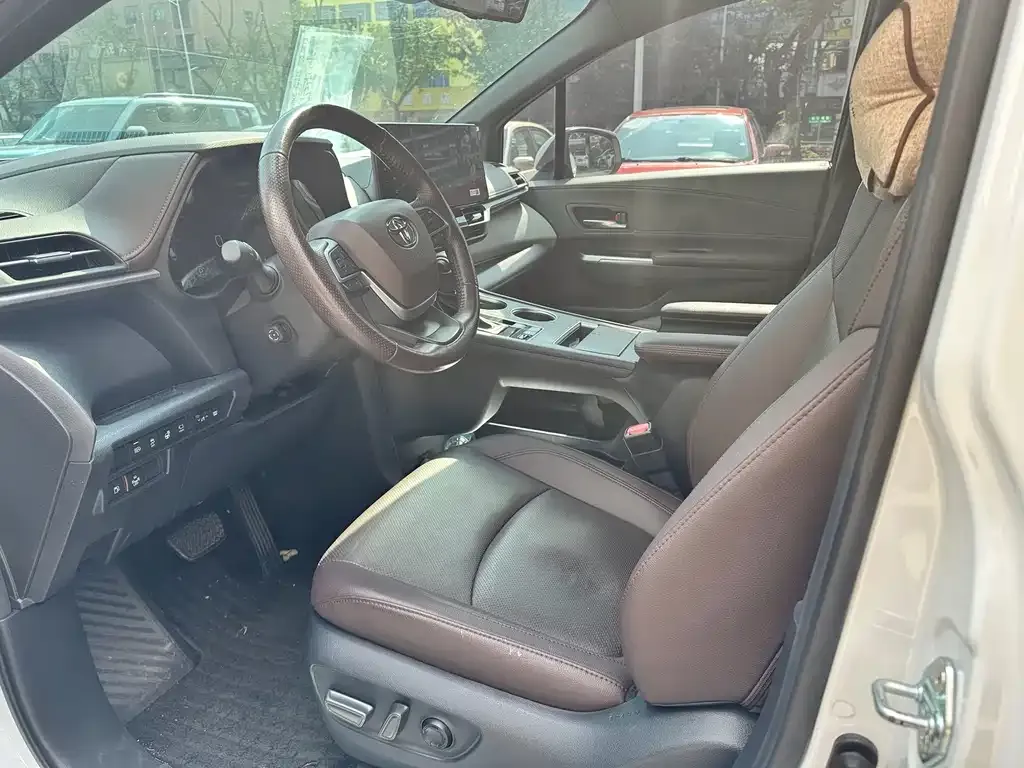 Toyota Granvia — фото 2